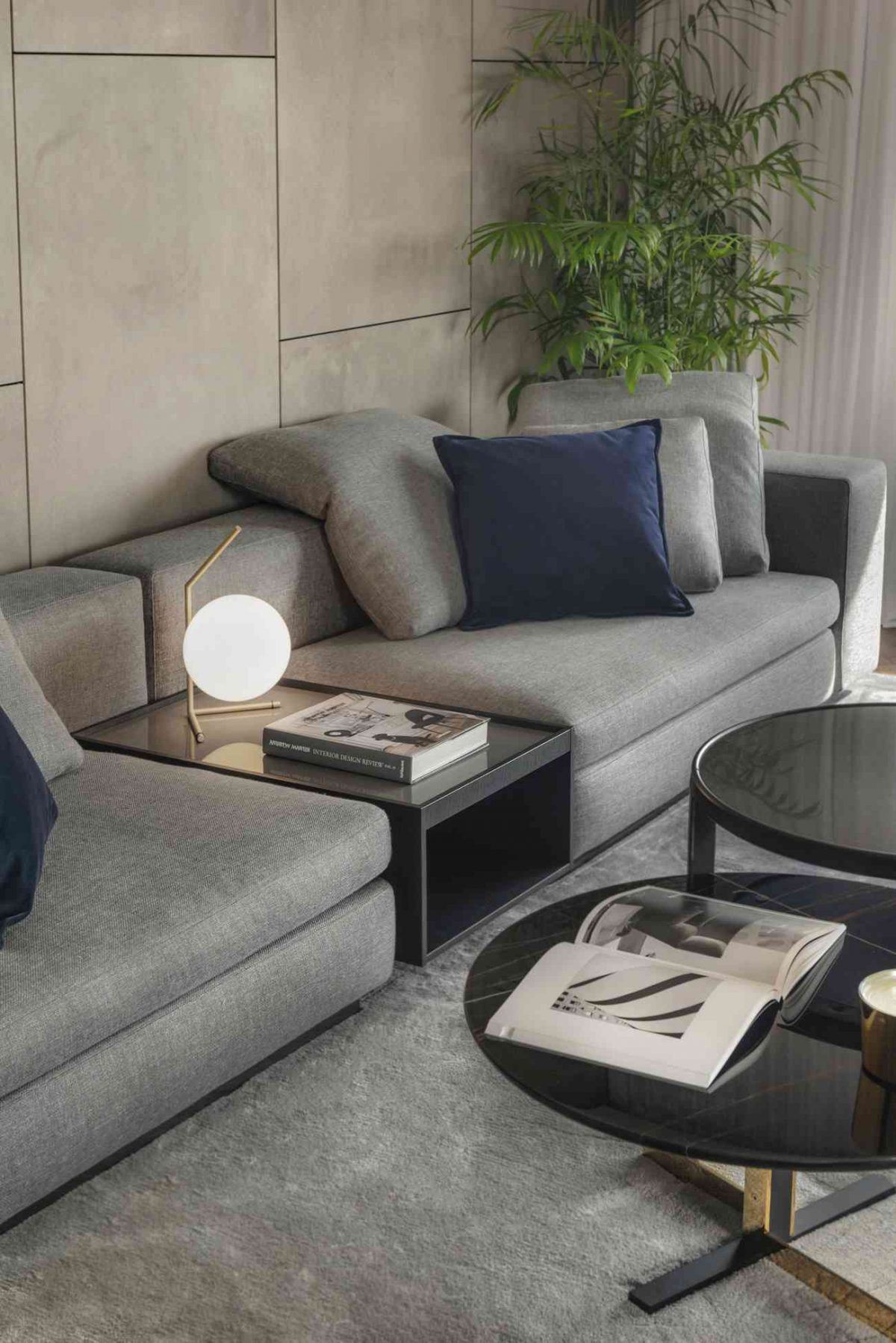 South Penthouse-Beer Sheva גוף תאורה על ספה בסלון בעיצוב של דורי קמחי